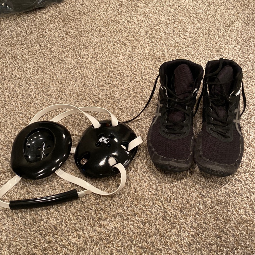 Mens Wrestling Shoes and Headgear